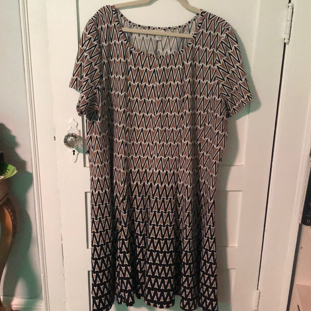 Avenue Size 26/28 multicolor patterned short sleeved dress